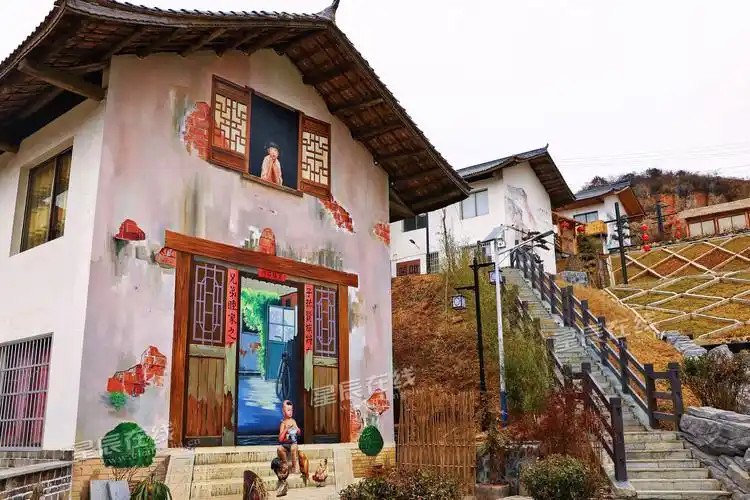 【里耶·八面山居民宿】民宿楼外的民俗墙画.