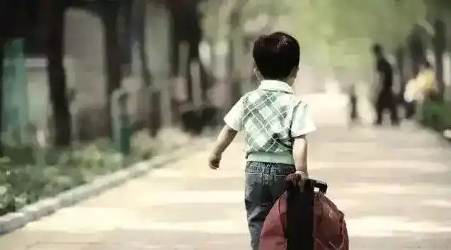 我明明舍不得目送孩子的背影渐行渐远但依然殷切地希望他们远走高飞