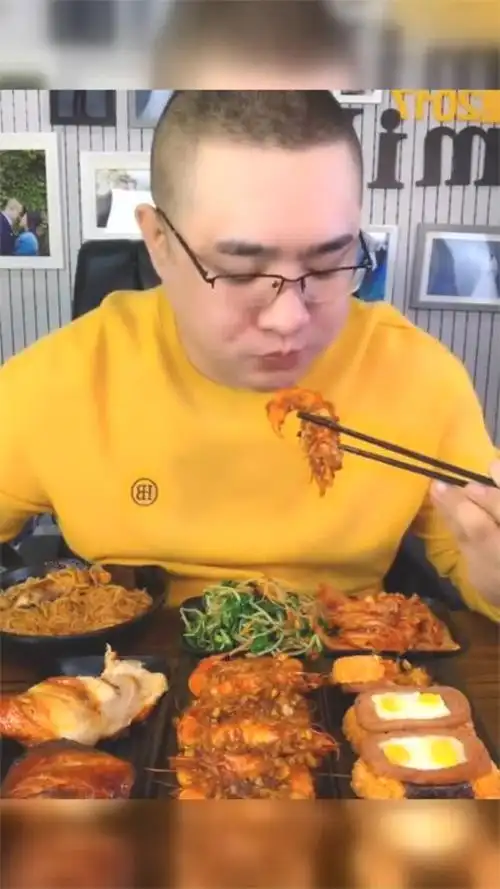 大哥吃播饭团和大虾,大口吃肉真过瘾,看的猛流口水,好想吃