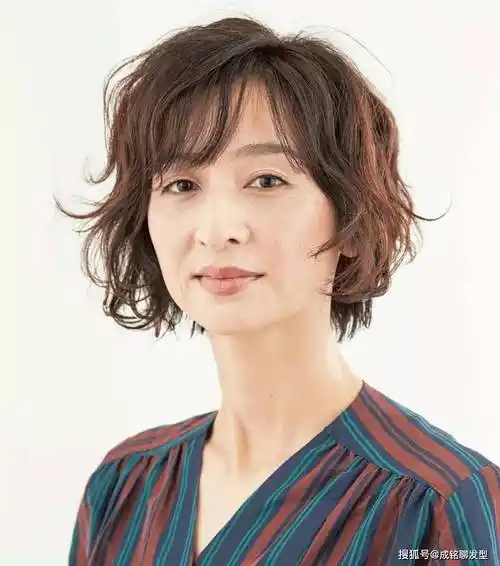 40 女神必试!短发烫发新潮流,轻松减龄十岁!_发型_卷发_女人