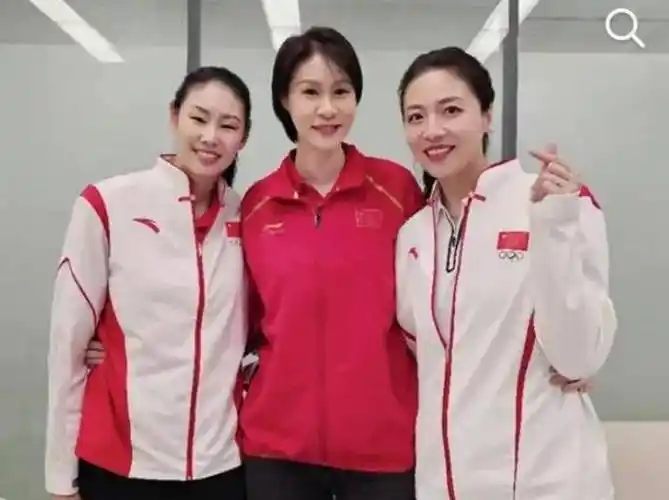 赵蕊蕊并没有和姚明走在一起,姚明和叶莉结婚生子,而43岁的赵蕊蕊如今