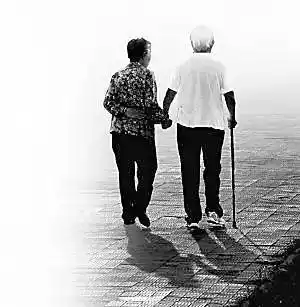 所谓父母就是那不断对着背影既欣喜又悲伤想追回拥抱又不敢声张的人