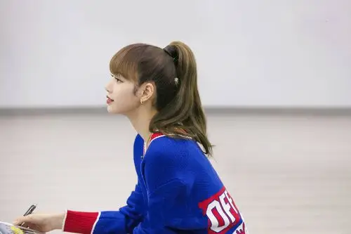 青春有你2:lisa上课多次叫停,严格起来吓哭训练生