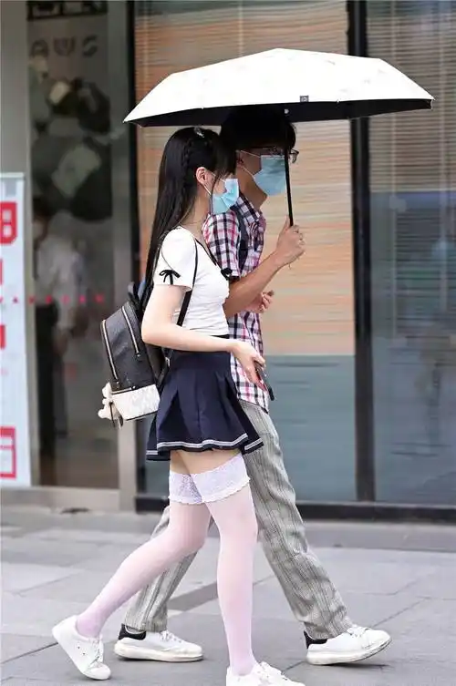 短裙也是夏季经典款式,怎么搭配的人就少了很多,输给了短裤呢?