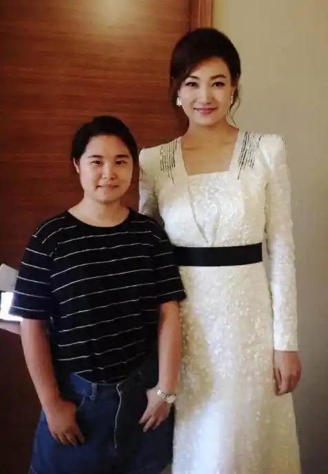 其实,李梓萌在央视女主持中,身高比较高的一位了,将近175cm的身高,不