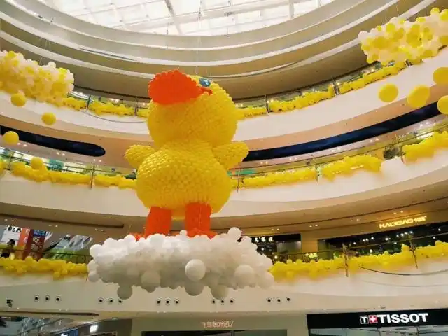 商场里的气球摆成了小黄鸭的造型