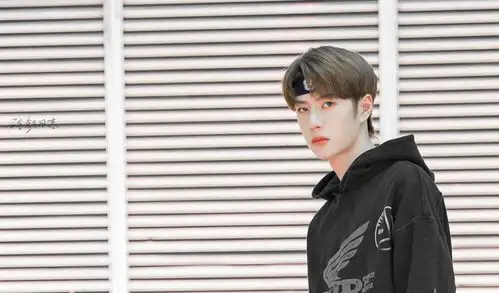 极限青春 官图p图 @uniq-王一博 cr