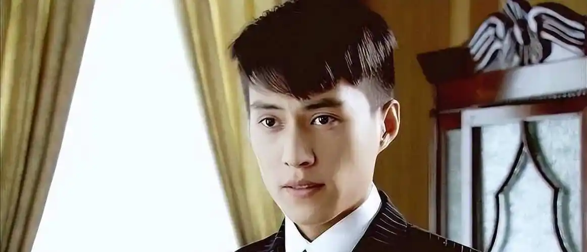 直到2006年,靳东参演了电视大戏《闯关东》.