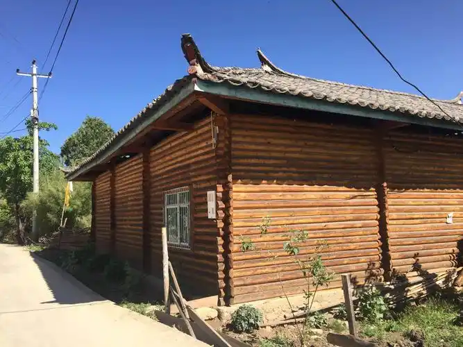 摩梭族人的房子,是木质房子.