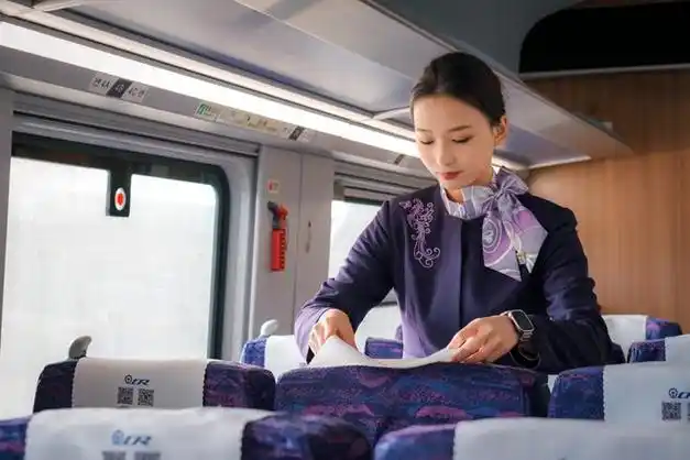 银川至贵阳北动车明日开行乘务员盛装亮相