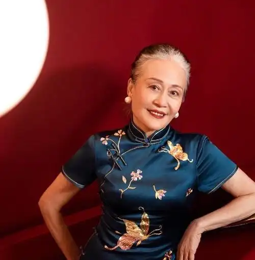 "贵妇婆婆"火了,盘发配红色旗袍高贵大气,新娘风头都被艳压|礼服|发型