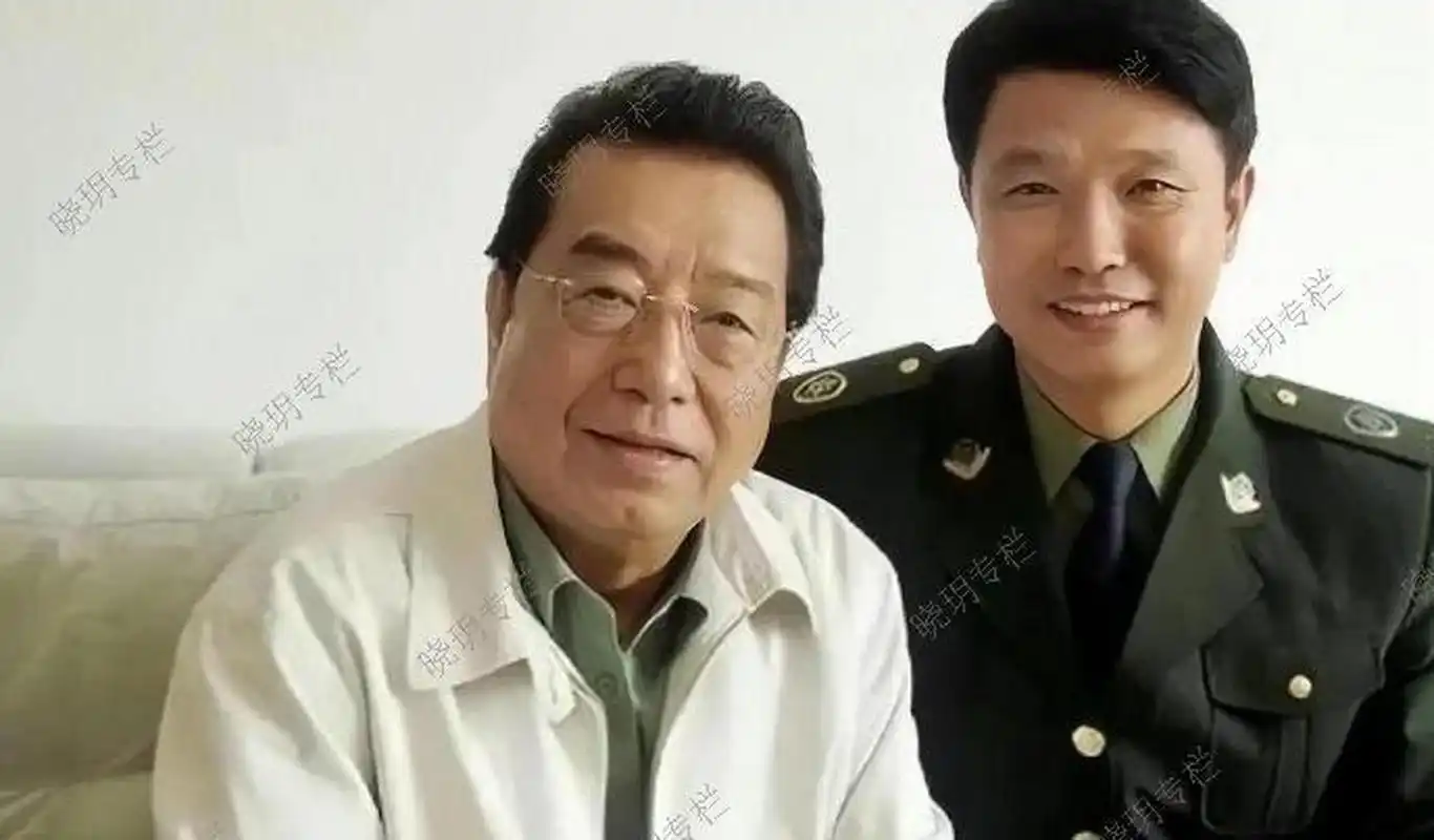 国家一级演员李双江和他的大儿子李贺合了一张影,李贺是李双江和前妻