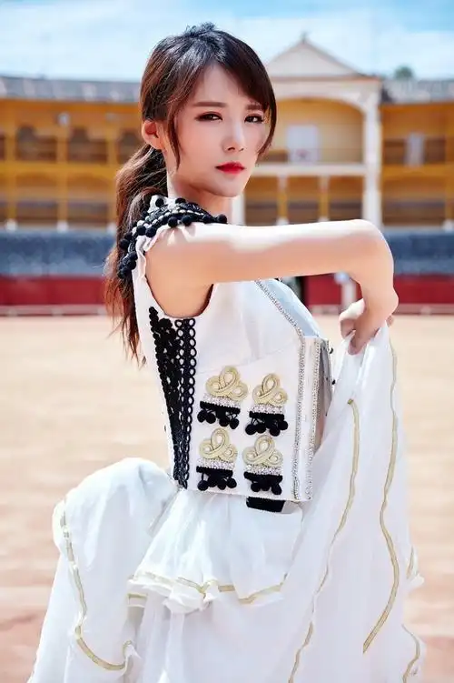 偶像女团snh48成员西班牙秀白皙长腿