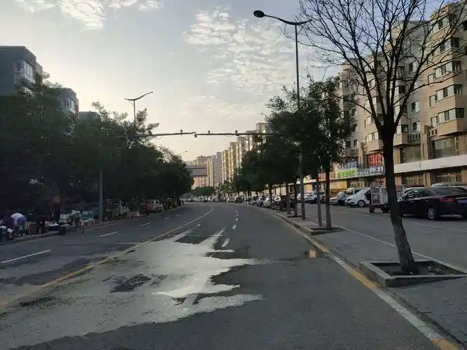 2019年7月30日,大同市的街头,马路对面沿街有一个早市,过去看了看