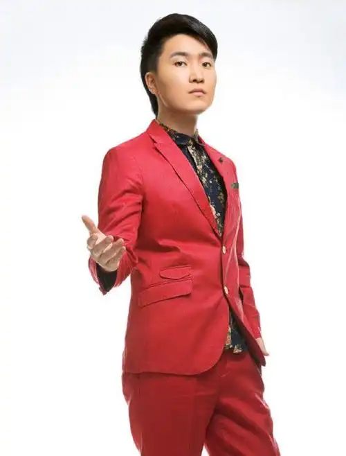 《乡村爱情》中的张小伟,为啥唱歌这么好听?