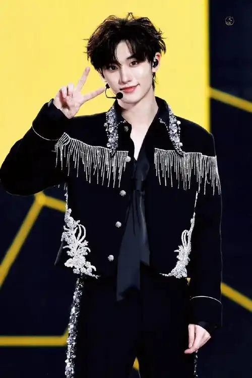 丁程鑫蕾丝手套##时代少年团演唱会直播