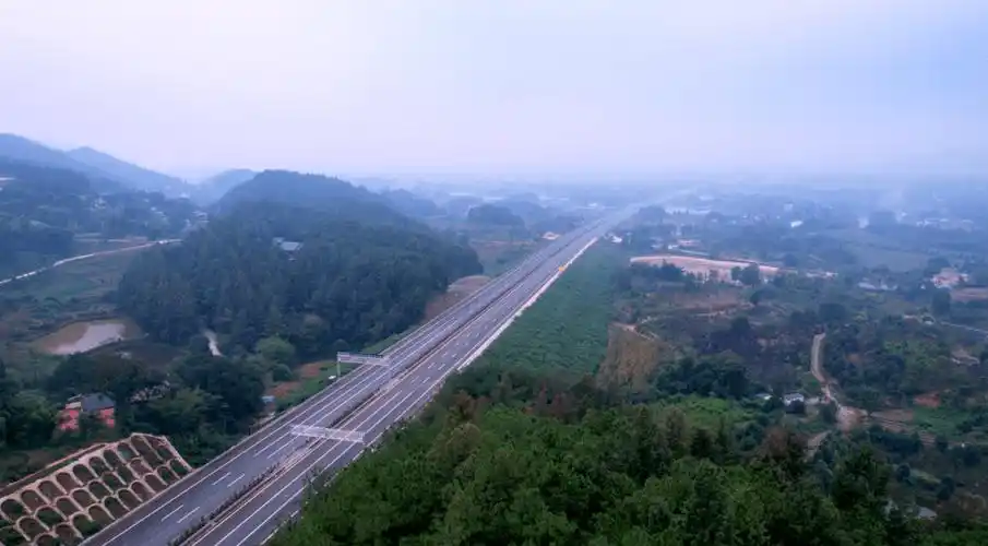 铜安高速重庆段沥青面层顺利合拢_铜梁_安岳_高速公路