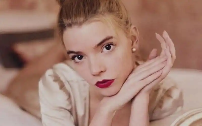 中西双语 |《后翼弃兵》女主安雅·泰勒-乔伊开包大分享:人间芭比的包