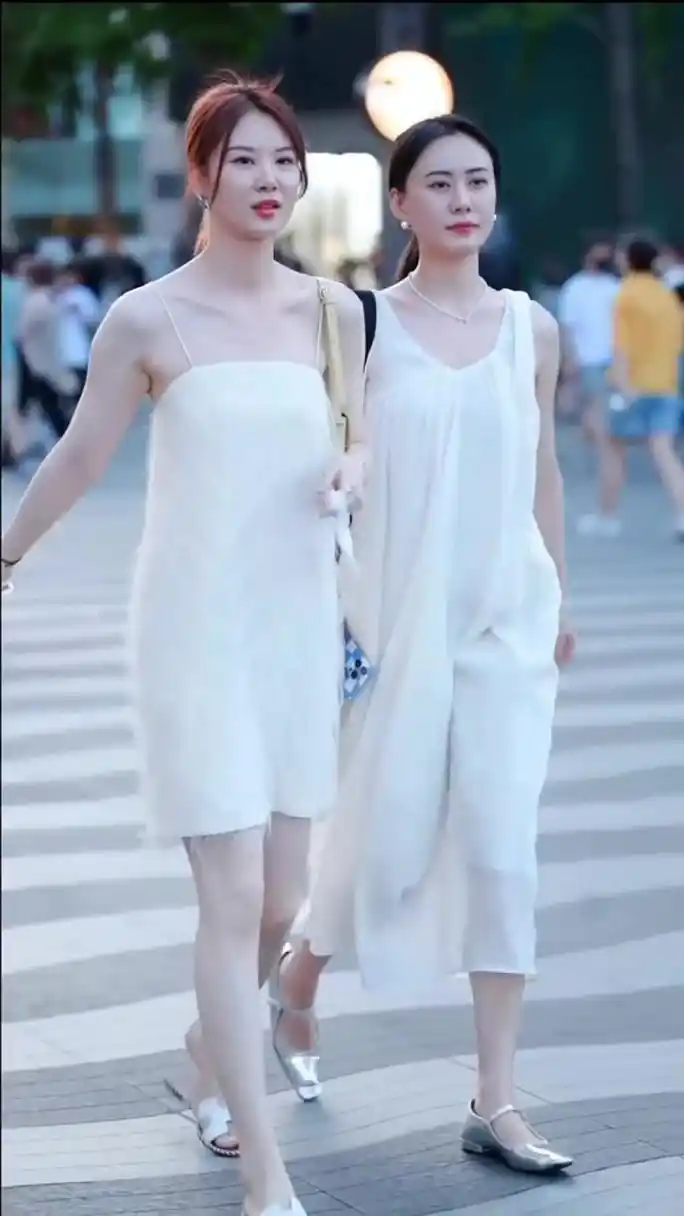 街拍美女,小姐姐怎么穿着睡衣就出门了呢