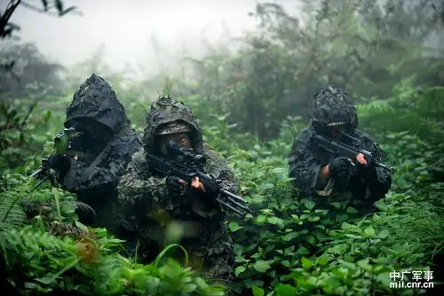 成都军区某部开展野训 锤炼"丛林猎手"硬功夫