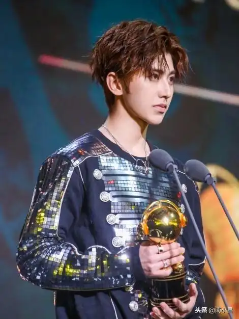 swim男团,蔡徐坤当年为何会退出男团swin(蔡徐坤的微博数据有时奇高)