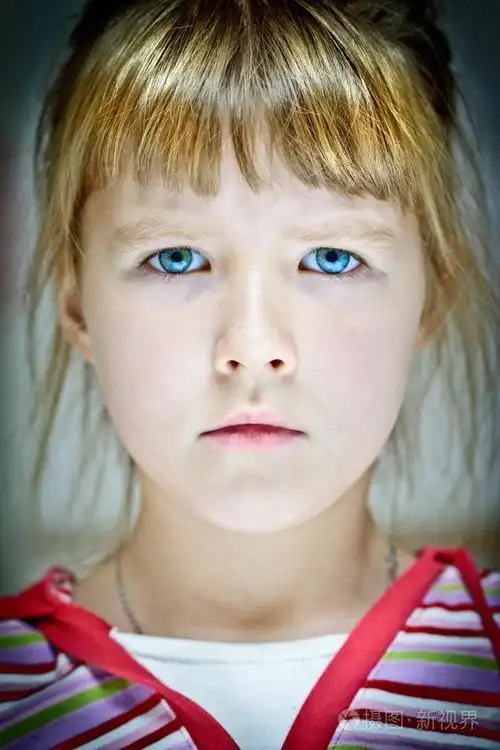 蓝眼睛的白种人女孩的面部肖像