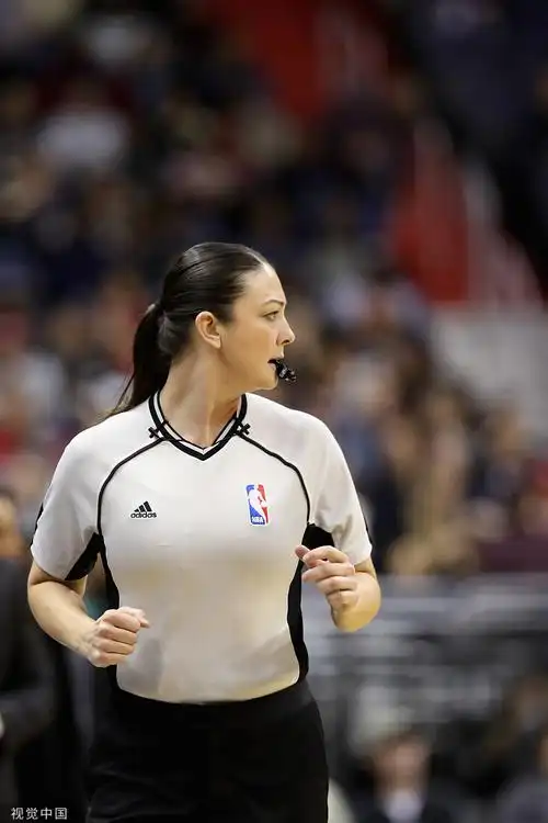 nba赛场很早就出现了女裁判.