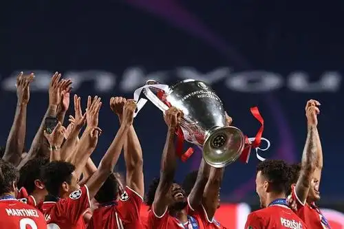 19/20欧冠决赛:颁奖仪式举行 拜仁慕尼黑夺冠捧杯