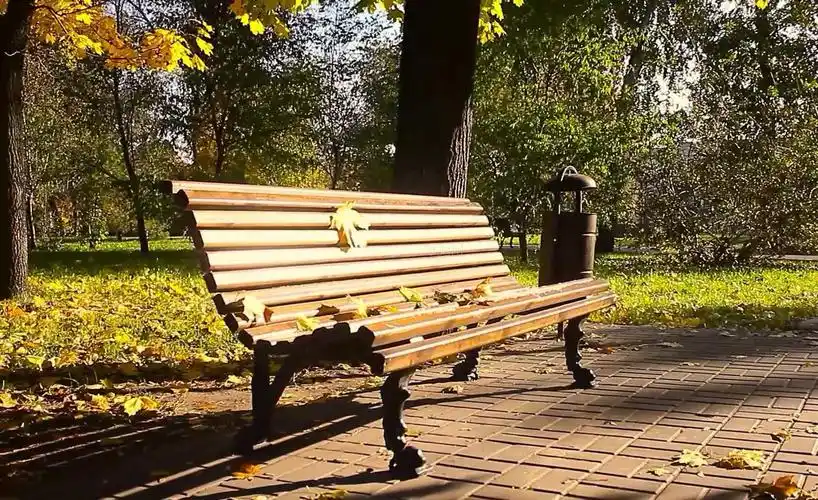 我们都会有时间去到公园里面散步,那么公园椅子就是走累坐下休息的好