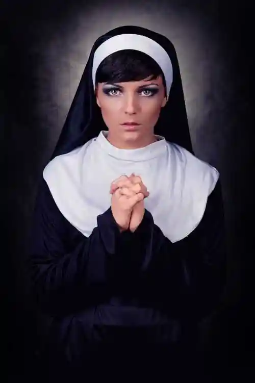 窃窃私语的两个修女