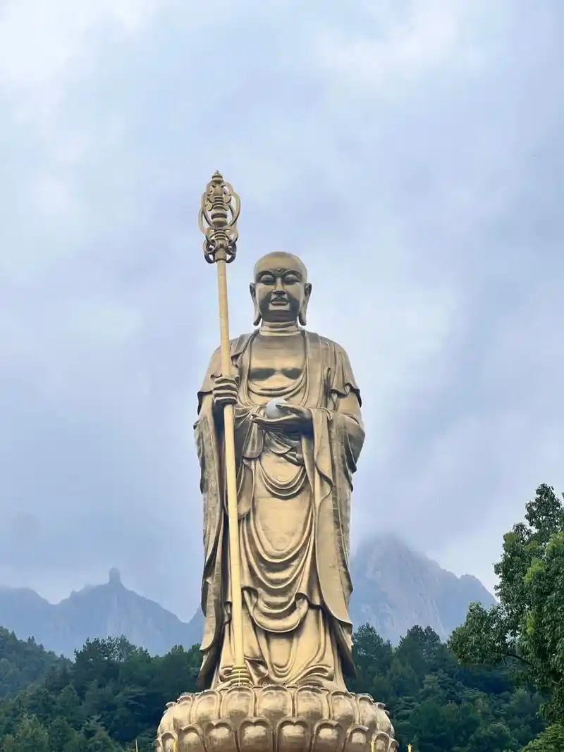 九华山金地藏王菩萨  地藏菩萨铜像位于九华山地藏王宝殿前,系采用仿