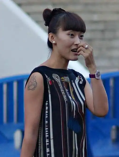 国足郑智美艳妻子曝光!为了秀恩爱,夫妻俩在身上纹情侣纹身!