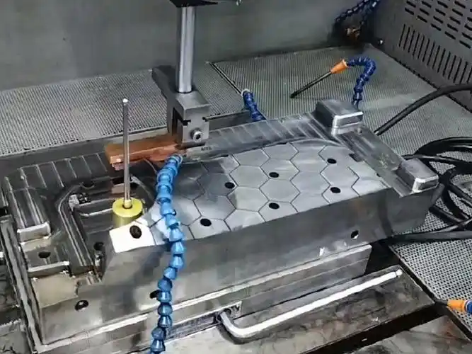 汽车塑料零配件模具制造生产视频实拍-东莞永超汽车注塑模具加工厂家