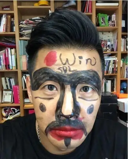 黑人范范恩爱同行看球赛互画鬼脸