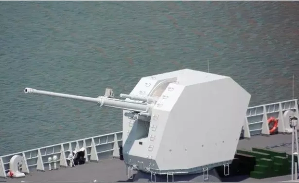 052d长沙舰演兵南海,130mm舰炮火力凶猛