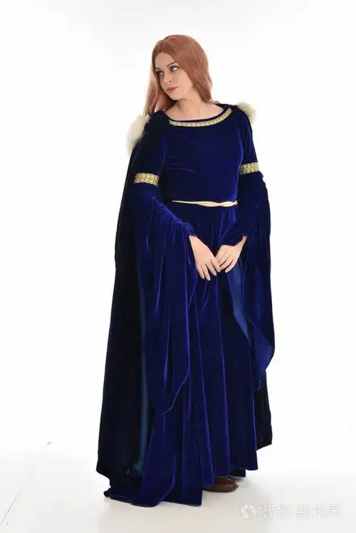 穿着蓝色天鹅绒中世纪长袍和毛皮斗篷的长发妇女的全长肖像.