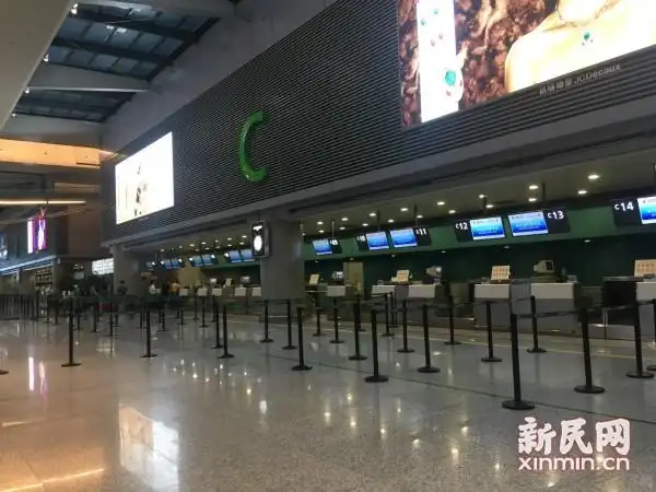 图说:虹桥机场t2航站楼,值机柜台前旅客非常少.新民晚报记者 金志刚