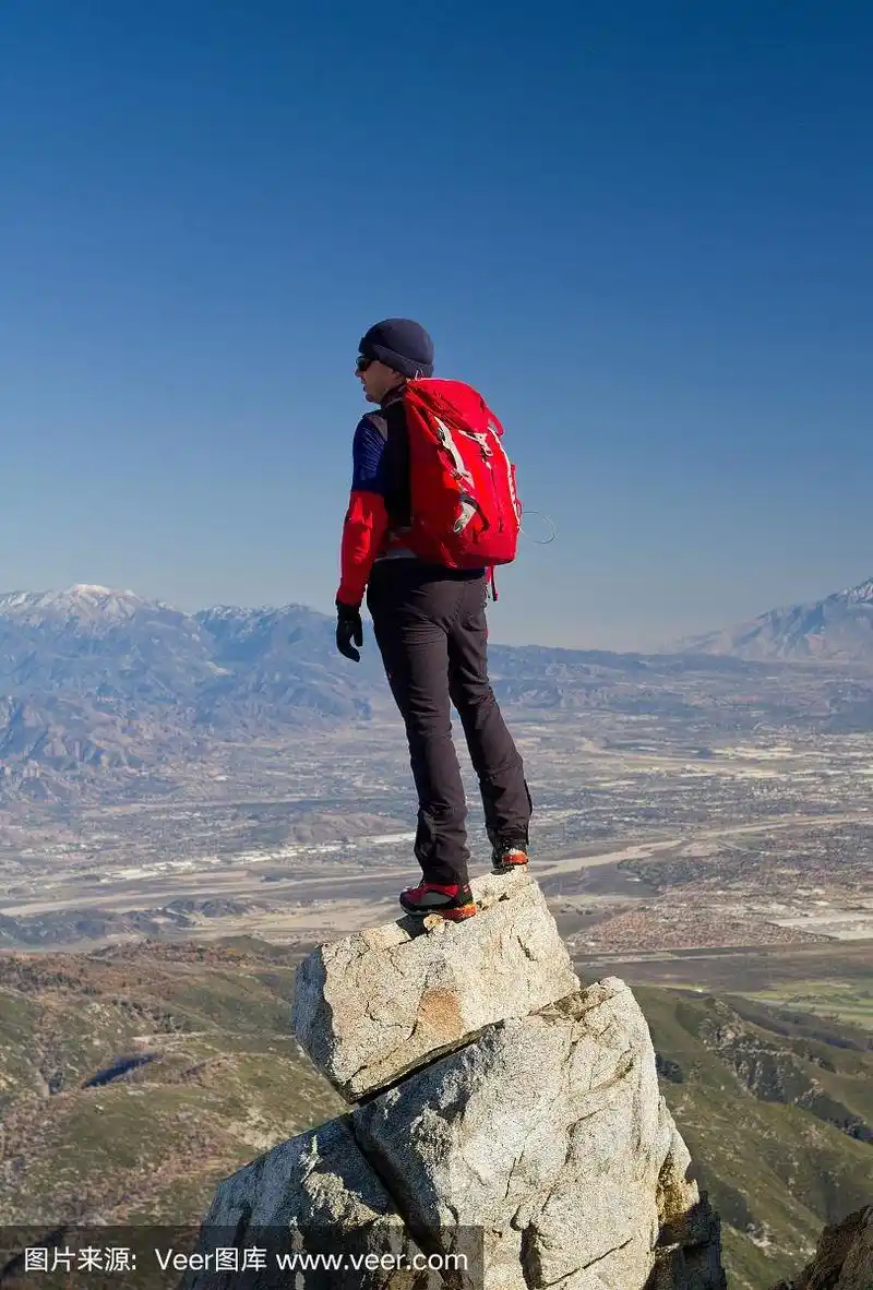 一个人站在山顶俯瞰地平线