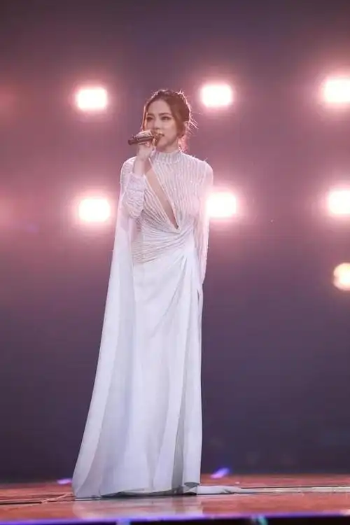 有张娃娃脸真显嫩邓紫棋就算穿纯白裙子也给人一种甜妹感