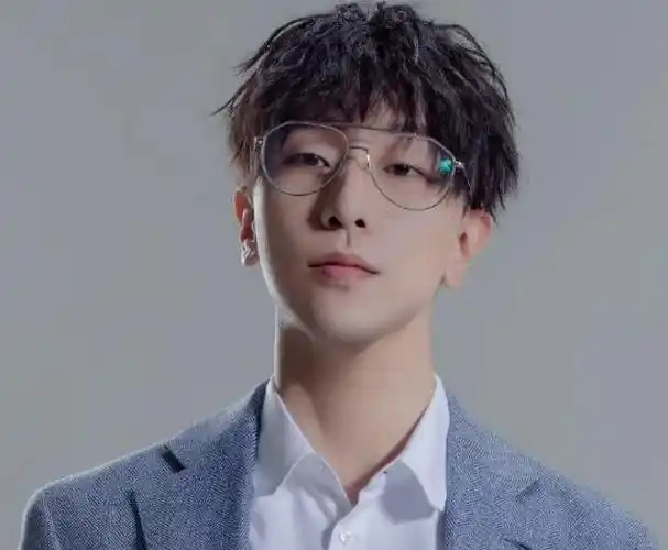 配音演员景向谁依的生日是1992年5月17日,他是翼之声中文配音社团的