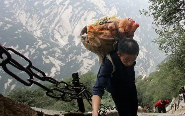 说实在的,以前大家伙儿都觉得挑着担子的不如夹着包的体面,但是日子长