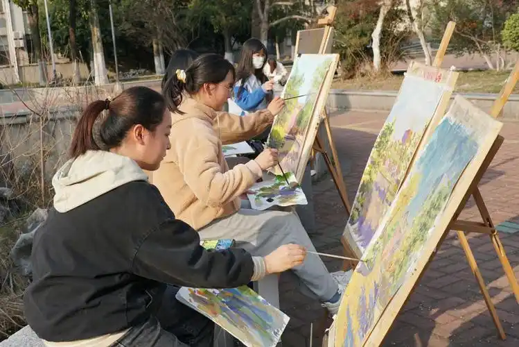 美化人,以美润心,以美培元的氛围,进一步提升青年大学生艺术创作水平