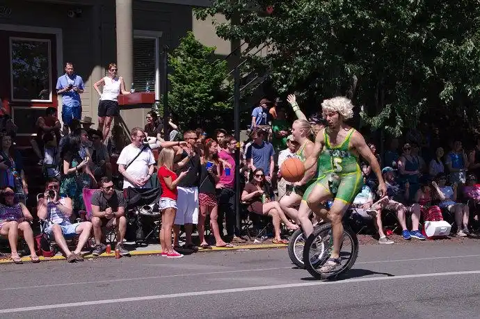 目击西雅图之弗利蒙夏至大游行(彩绘躶骑自行车)
