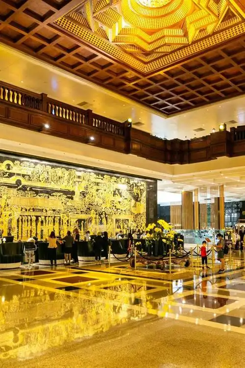 广州花园酒店35周年之际,来到这个金光闪闪的大堂,记得要注意仔细