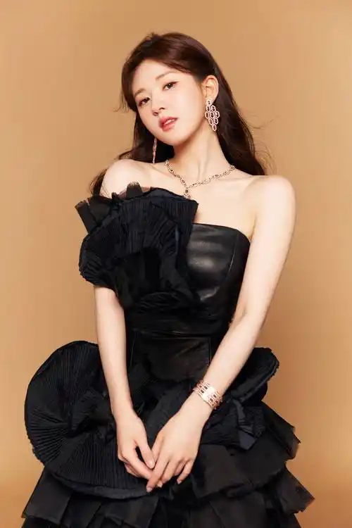 赵露思黑天鹅造型好美,独特的气质_大片_黑色_长裙