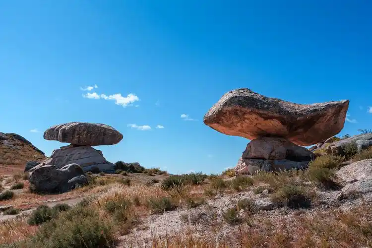 第四纪冰川遗迹角峰刃脊飞来石壁挂式冰臼群
