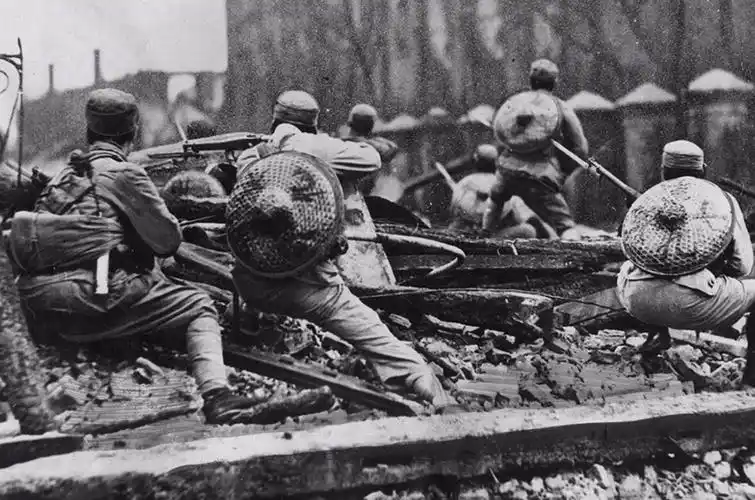 "八百壮士"死守上海仓库,一少女渡河送旗,孤军坚守4天4夜