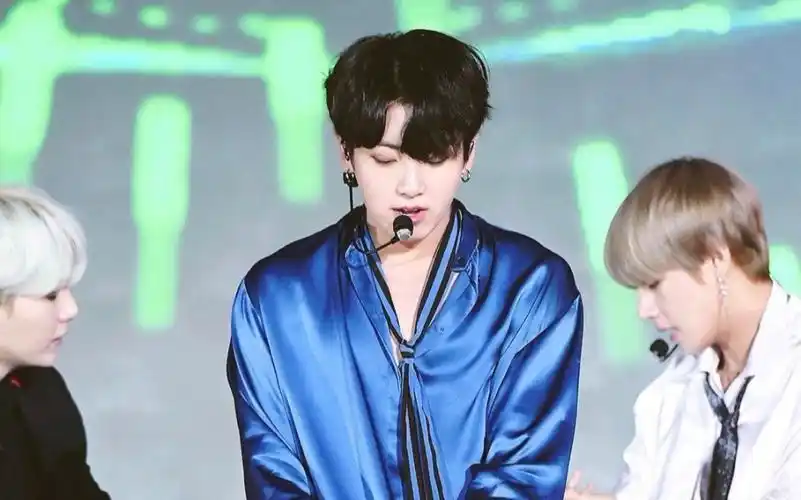 【田柾国】超优越蓝丝绸田柾国dna基因宝彩排舞台饭拍,好长的腿好优越