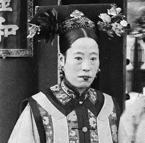 末代皇太后隆裕,是如何熬成婆的?死后民国下半旗三日是咋回事?