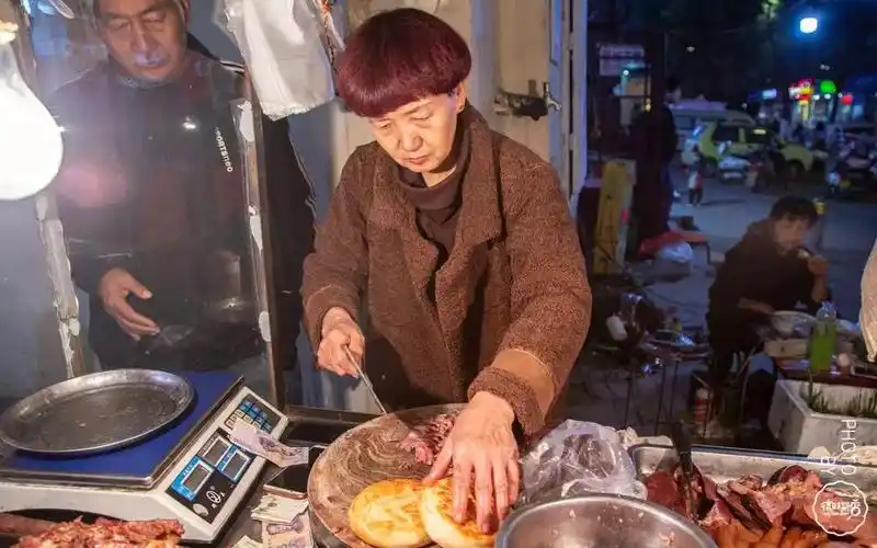 小推车上的卤肉出摊三十年为啥一直深受酒肉朋友的喜爱